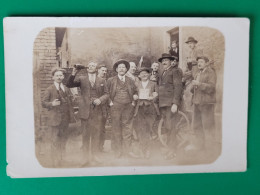 Carte Photo , Groupe De Buveurs , Les Cents Bile - To Identify