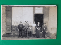 Carte Photo , Groupe De  Gens , Hôtel , On Prend Des Pensionnaires - A Identifier