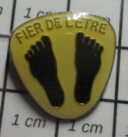 510c Pin's Pins / Beau Et Rare / AUTRES / PIED NOIR ET FIER DE L'ÊTRE (!!!??? Vraiment ?) - Autres & Non Classés