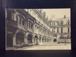 60435 . PIERREFONDS . COLONNADE DE LA COUR D'HONNEUR . LL . N° 48 . - Pierrefonds