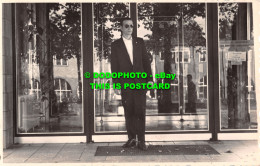 R514987 A Man In A Suit With Black Sunglasses Stands By The Building. Postcard - Monde