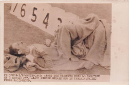 ATHLETISME J.O. DE MELBOURNE 1956 ALAIN MIMOUN RELAXE APRES SA VICTOIRE DU MARATHON  PHOTO 18X13CM - Sports