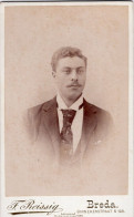 Photo CDV D'un Homme  élégant Déguisé Posant Dans Un Studio Photo  A Breda ( Pays-Bas ) - Anciennes (Av. 1900)