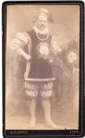 Photo CDV D'un Homme  élégant Déguisé Posant Dans Un Studio Photo A Lyon - Anciennes (Av. 1900)