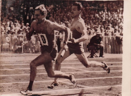 ATHLETISME J.O. DE MELBOURNE 1956 LE 4X100M LA FRANCE QUALIFIEE POUR LA 1/2 FINALE BONINO ET DAVID PHOTO 18X13CM - Sport