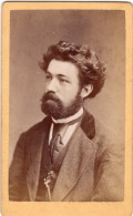 Photo CDV D'un Homme  élégant Déguisé Posant Dans Un Studio Photo S . Gravenhage ( Pays-Bas ) - Old (before 1900)