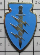 912e Pin's Pins / Beau Et Rare / MILITARIA / GRAND PIN'S TROUPES D'ELITE GLAIVE EPEE ET EcLAIRS - Army