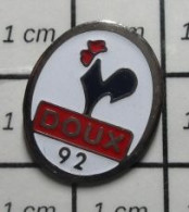 711e  Pin's Pins / Rare Et  Belle Qualité !!! ANIMAUX / COQ POULE POULET DOUX 92 - Tiere