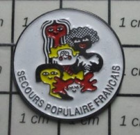 711e  Pin's Pins / Beau Et Rare  ASSOCIATION /  SECOURS POPULAIRE ENFANTS DE TOUTES LES COULEURS - Asociaciones