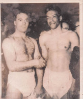 BOXE 03/1949 A LONDRES MARCEL CERDAN ET DICK TURPIN A LA PESEE PHOTO 15X13CM - Sports