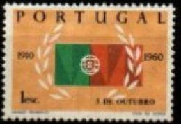 PORTUGAL  -   1960.  Y&T N° 883 *.  Drapeau - Neufs