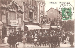 HOUILLES (79) Place De La Gare En 1909 (La Musique Devant La Charcuterie De La Gare) - Houilles