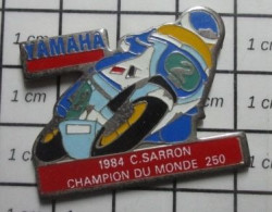 711E Pin's Pins / Beau Et Rare / MOTOS / Très Grand Pin's 1984 CH SARRON CHAMPION DU MONDE 250 Cc YAMAHA - Motorfietsen