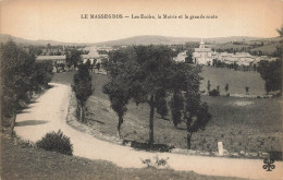 Le Massegros * Route * Les écoles , La Mairie Et La Grande Route - Autres & Non Classés