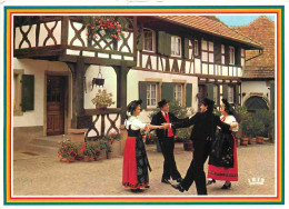 Folklore - Alsace - Un Pas De Danse Dans Une Ferme Fleurie Du Kochersberg - CPM - Voir Scans Recto-Verso - Costumes