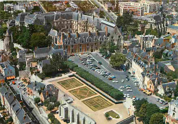 41 - Blois - La Place Du Château Vue D'avion - De Gauche à Droite Les Remparts La Façade Louis XII Du Château Et L'églis - Blois