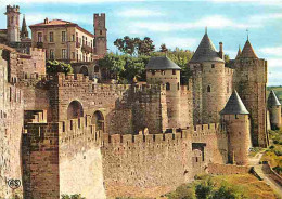 11 - Carcassonne - La Cité Médiévale - Porte D'Aude Avec Ses Remparts, à Gauche, L'Hôtel De La Cité Et Tours De St Nazai - Carcassonne