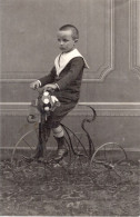PHOTO-ORIGINALE ARGENTYQUE -UN PETIT GARCON SUR UN VÉLO TRICYCLE - Cyclisme