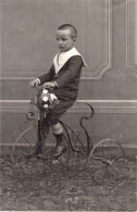 PHOTO-ORIGINALE ARGENTYQUE -UN PETIT GARCON SUR UN VÉLO TRICYCLE - Wielrennen