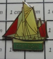 2222 Pin's Pins / Beau Et Rare / THEME : BATEAUX / VOILIER CORSAIRE BRETAGNE ST MALO - Barche