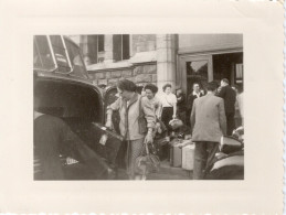 PHOTO-ORIGINALE DES PERSONNES AVEC LEURS VALISES - Anonyme Personen