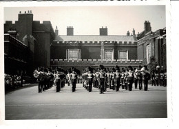 Ref 3 - Photo : Parade De Gardes Militaires à Saint James Palace à Londres  . - Europe