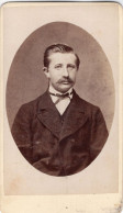 Photo CDV D'un Homme élégant Posant Dans Un Studio Photo A Leeuwarden   ( Pays-Bas ) - Alte (vor 1900)