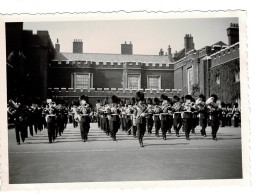 Ref 3 - Photo : Parade De Gardes Militaires à Saint James Palace à Londres  . - Europa