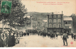 AHIP11-0092- 12 VILLEFRANCHE DE ROUERGUE PLACE DE LA REPUBLIQUE ARRIVEE DU 18 E REGIMENT D ARTILLERIE - Villefranche De Rouergue