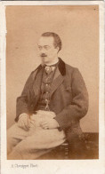 Photo CDV D'un Homme élégant Posant Dans Un Studio Photo A Paris - Old (before 1900)
