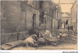 AEBP11-02-1011 - GUERRE DE 1914 - SOISSONS - Soissonnais Enlevant Les Harnais D'un Cheval Agonisant   - Soissons