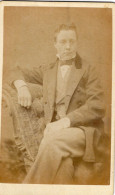 Photo CDV D'un Homme élégant Posant Dans Un Studio Photo A Walworth   ( Pays-Bas ) - Alte (vor 1900)