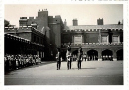 Ref 3 - Photo : Parade De Gardes Militaires à Saint James Palace à Londres  . - Europe