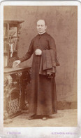 Photo CDV D'un Homme D'église ( Un Abbé ) élégante Posant Dans Un Studio Photo En Italie - Alte (vor 1900)