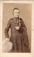 Photo CDV D'un Hommr D'église Décorer ( Un Abbé ) élégante Posant Dans Un Studio Photo A Lyon - Anciennes (Av. 1900)