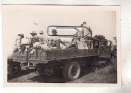 PHOTO  AUTOMOBILE VOITURE  CAMION ANCIEN A IDENTIFIER AVEC SOLDATS - Automobile