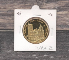 Médaille Souvenirs&Patrimoine :  La Cathédrale Saint-Etienne De Bourges - Vue De Face (couleur Or) - 2010 - Otros & Sin Clasificación