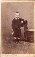 Photo CDV D'un Jeune Garcon élégant Posant Dans Un Studio Photo A  S . Hage   ( Pays-Bas ) - Old (before 1900)