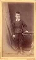 Photo CDV D'un Jeune Garcon élégant Posant Dans Un Studio Photo A Den Haag  ( Pays-Bas ) - Old (before 1900)