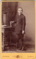 Photo CDV D'un Jeune Garcon élégant Posant Dans Un Studio Photo A Chateauneuf - Alte (vor 1900)