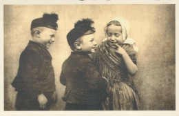 NIÑOS Retrato Vintage Tarjeta Postal CPSMPF #PKG895.A - Retratos