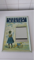 Tôle Lithographiée En Relief  Publicitaire  Avec Miroir  40 X 27 Cm CHOCOLAT MENIER  Année  60 - Dulces & Biscochos