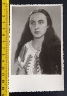 #21     Anonymous Persons - Woman Femme - Portrait With Lonh Hair - Anonymous Persons