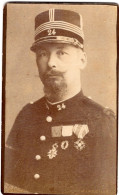 Photo CDV D'un Officier Francais Décorer Du 24 éme Régiment D'infanterie Posant Dans Un Studio Photo A Marseille - Anciennes (Av. 1900)