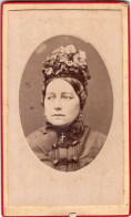 Photo CDV D'une Femme  élégante Posant Dans Un Studio Photo - Old (before 1900)