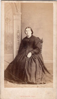 Photo CDV D'une Femme  élégante Posant Dans Un Studio Photo A Dieppe - Anciennes (Av. 1900)