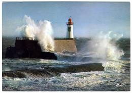 LES SABLES-D'OLONNE - Sur La Côte De Lumière - Le Phare Un Jour De Tempête - Sables D'Olonne