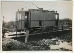 Photo Ancienne - Snapshot - Train - Wagon De Nettoyage Des Rails Sur Le Pont De Vidange - Ferroviaire - Chemin De Fer - Treni