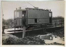 Photo Ancienne - Snapshot - Train - Wagon De Nettoyage Des Rails Sur Le Pont De Vidange - Ferroviaire - Chemin De Fer - Trains