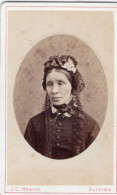 Photo CDV D'une Femme élégante Posant Dans Un Studio Photo A  Zutphen ( Pays-Bas ) - Alte (vor 1900)